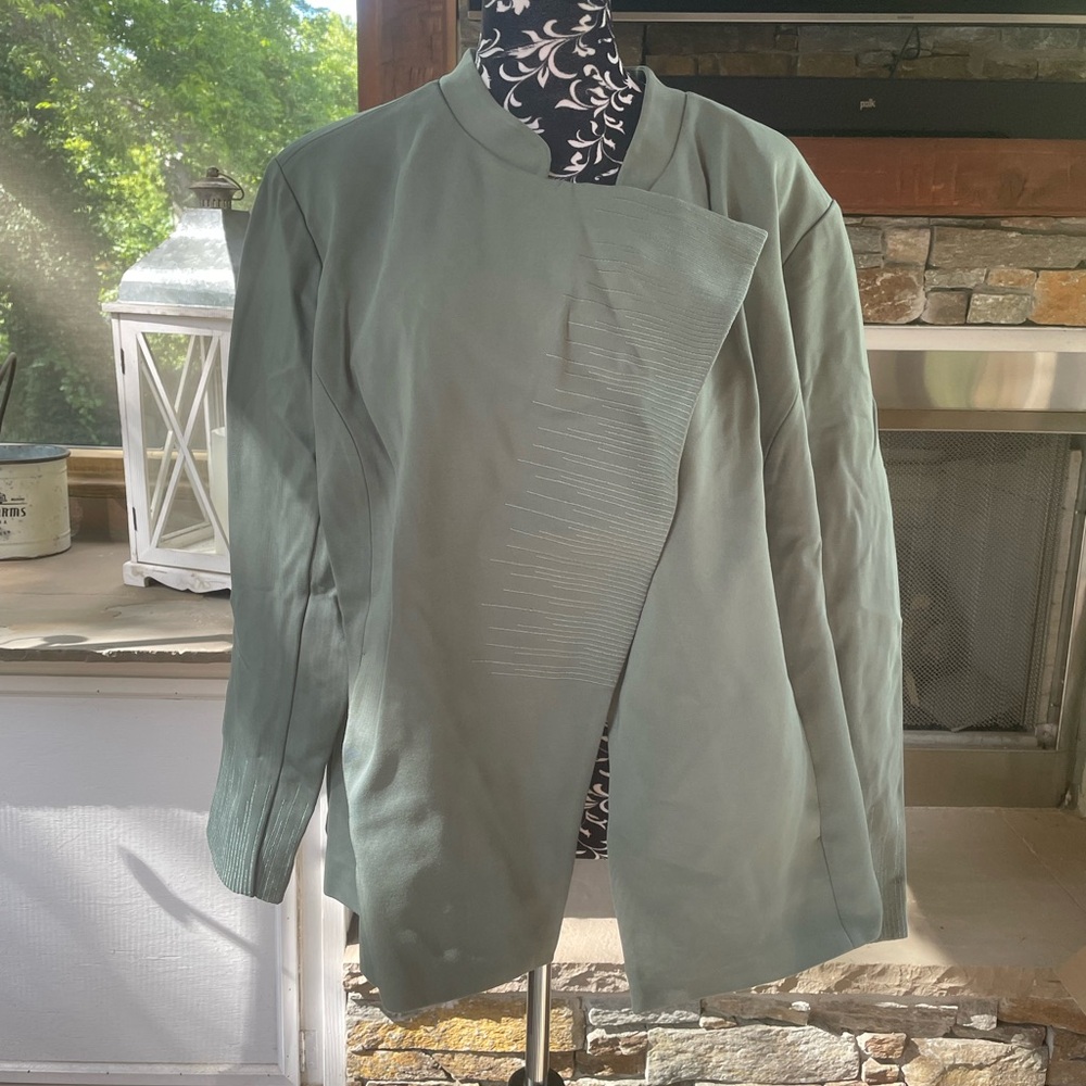 Elegant Elizabeth & Clarke Women's Sage Green Blazer